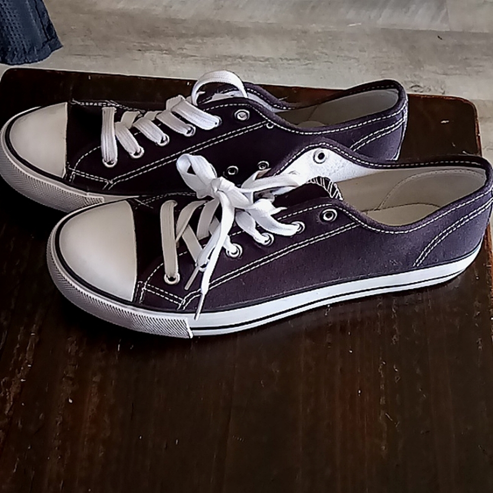 Ot Revolution low top sneaker black and white size 9